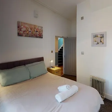 J Kyns Aparthome Vendégház *